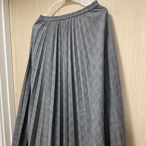 *****SOLD****Uniqlo Size M Women’s Pleated Gray  skirt
